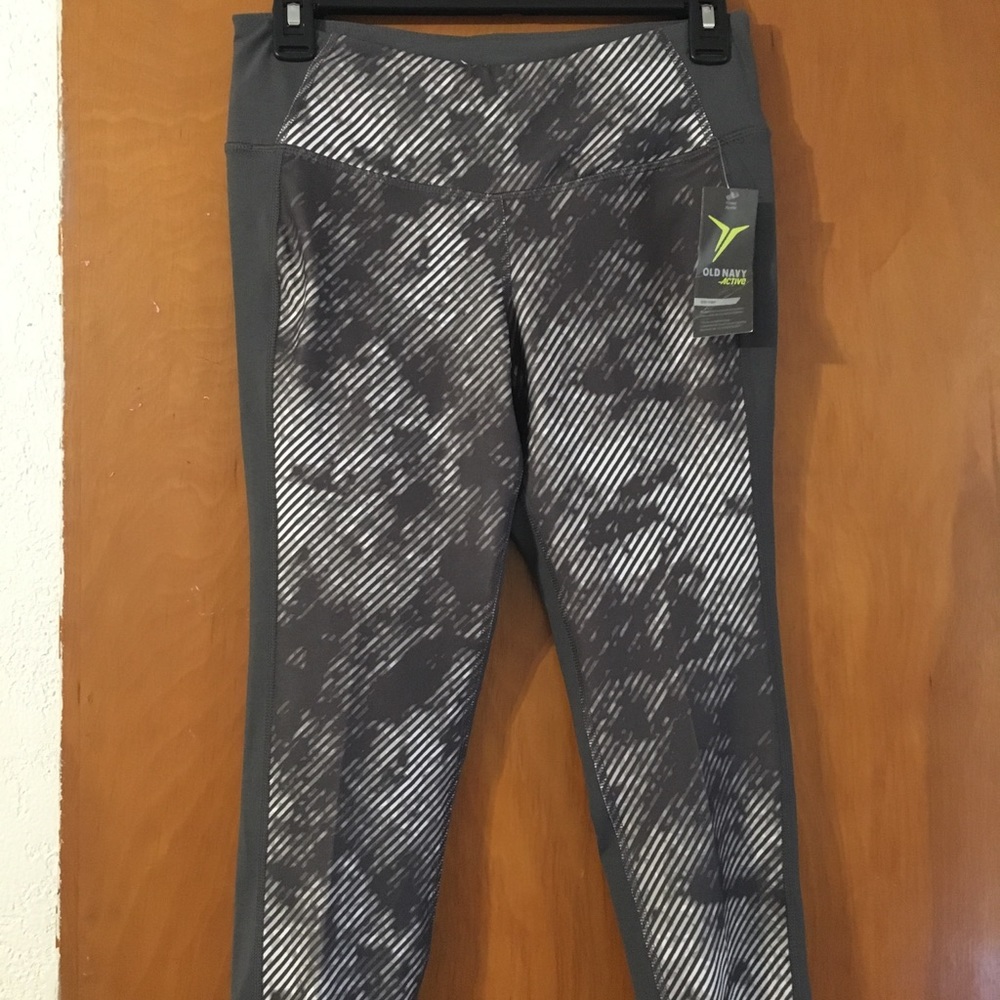 Gray printed active capris